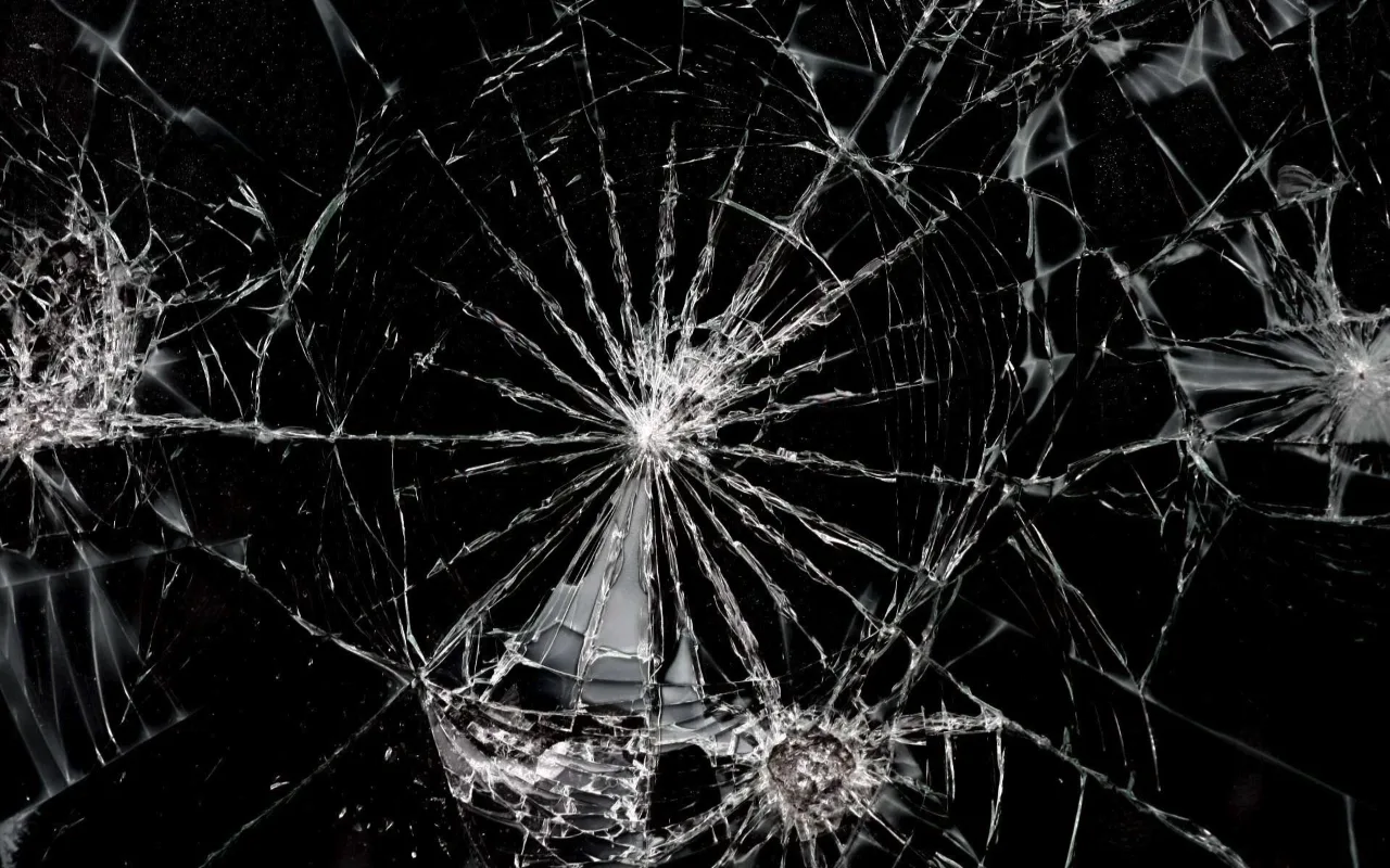 Pranx cracked screen overlay covering a desktop view